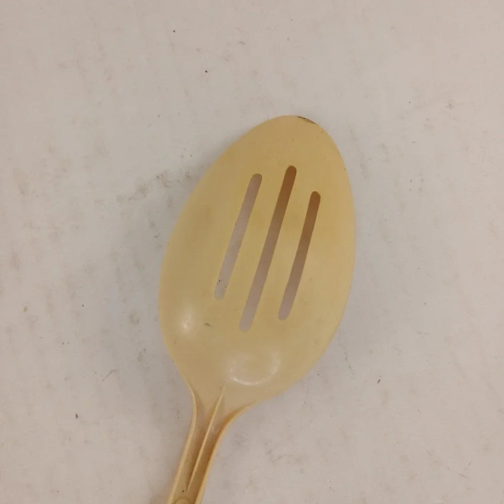 Ekco Slotted‎ Serving Spoon Plastic Almond Tan VTG Kitchen Utensil US